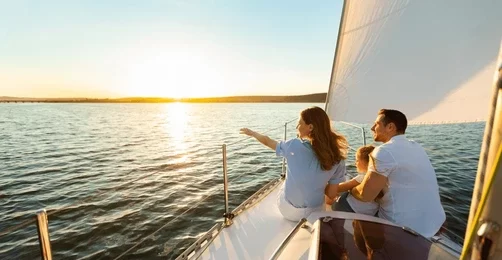 Convivência a Bordo: Como o Mar Aproxima Pessoas e Afasta Telas Familia a bordo de barco